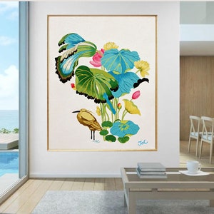 Op de afbeelding: Een schilderij van een vogel die in een vijver staat met lotusbloemen en bladeren. De vogel is geel en bruin, en de bloemen zijn roze en blauw. De bladeren zijn groen en blauw. Het schilderij is gesigneerd met "JCL".