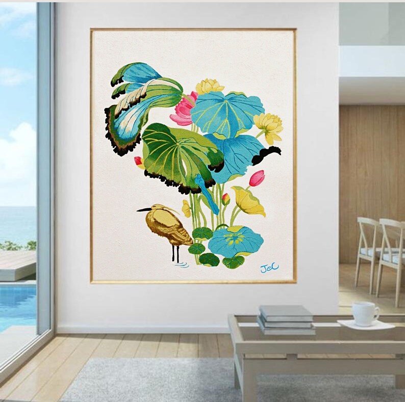 Op de afbeelding: Een schilderij van een vogel die in een vijver staat met lotusbloemen en bladeren. De vogel is geel en bruin, en de bloemen zijn roze en blauw. De bladeren zijn groen en blauw. Het schilderij is gesigneerd met "JCL".