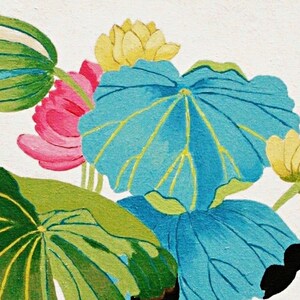 Op de afbeelding: Een schilderij van lotusbloemen en bladeren. De bloemen zijn geel, roze en blauw. De bladeren zijn groen en blauw.