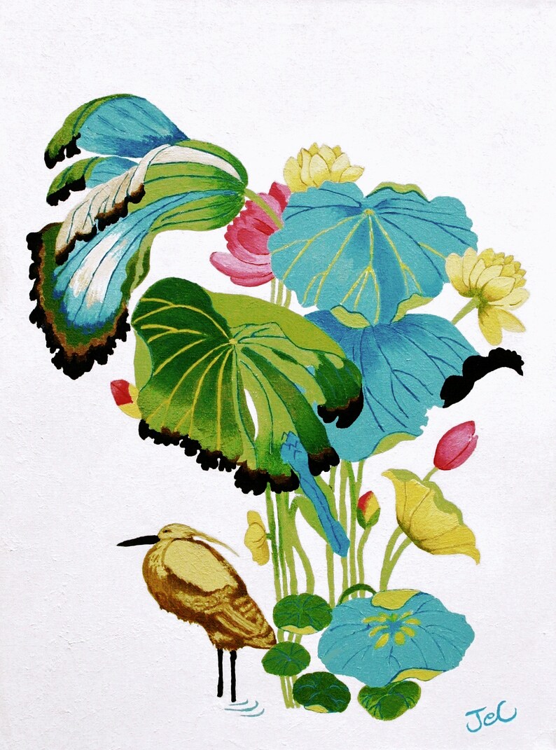 Op de afbeelding: Een schilderij van een gele vogel die in een bed van blauwe, groene en roze bloemen staat. De bloemen worden omringd door groene bladeren en de vogel staat op een klein vijvertje.