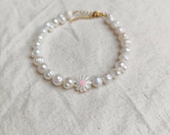 White pearl bracelet / women's jewelry / wedding / gift idea / chic / trendy