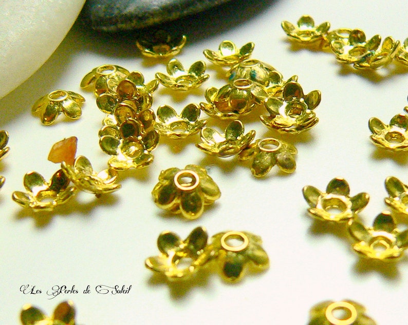 25 calottes coupelles fleurs 5 petales en metal couleur or dim 7x6 mm image 1