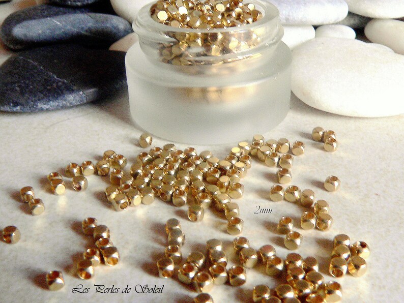 50 perles cubes en metal couleur or 2mm x 2 mm image 1