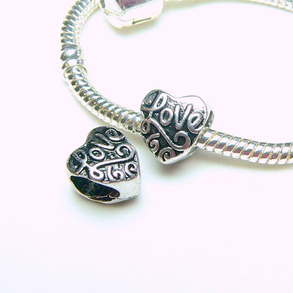 5 Perles petits coeurs (love)  pour bracelet charm en metal couleur argent antique 8x9x7mm