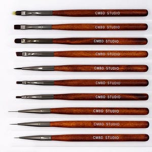 Puede incluir: Una colección de pinceles especializados para modelismo, con mangos de madera y virolas metálicas. Los pinceles están dispuestos verticalmente sobre un fondo blanco. También se ve el texto "MODEL PAINTING SPECIALIZED BRUSHES BY CARTHAGE MUST BE DESTROYED".