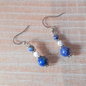 Blue lapis lazuli gem bead and wholite gem bead earrings