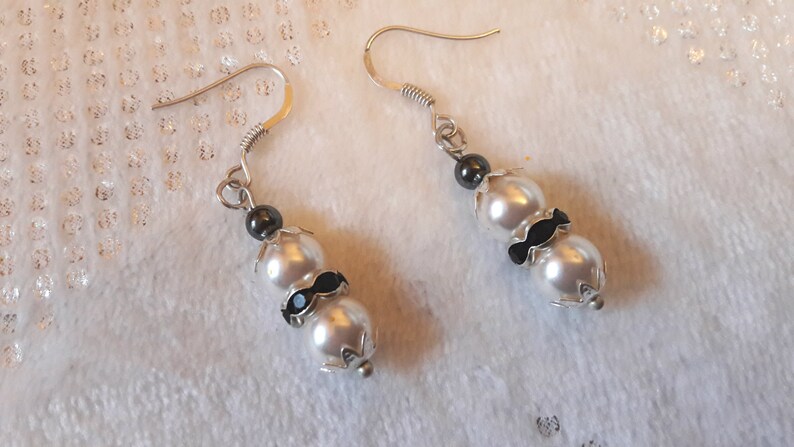 Boucles d'oreilles en perles nacrées en PureCristal et rondelles avec des strass image 1