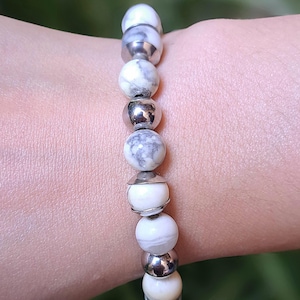 Elastic bracelet with howlite gemstone and steel beads