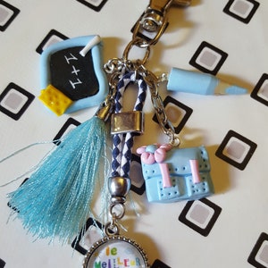 “The best master” lichtblauwe sleutelhanger met fimo-elementen/glas cabochon/nylondraad pompon