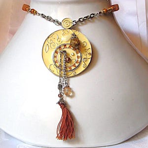 Bright as a sun, this long necklace in epoxy enamel metal and pearls