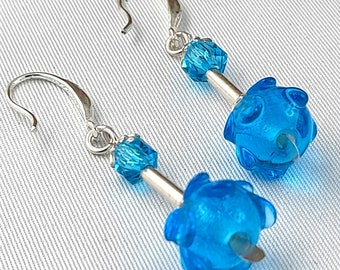 Boucles d'oreilles "Fleur bleue" avec une perle filée au chalumeau bleue, argent 925, cube cristal