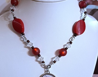 Collier ras de cou rouge avec pendentif décor roses