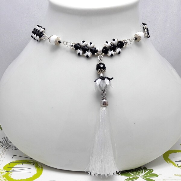 Collier tissage à l'aiguille, perles tchèques en verre, perles facettes blanches, perle au chalumeau, pompon fil nylon blanc