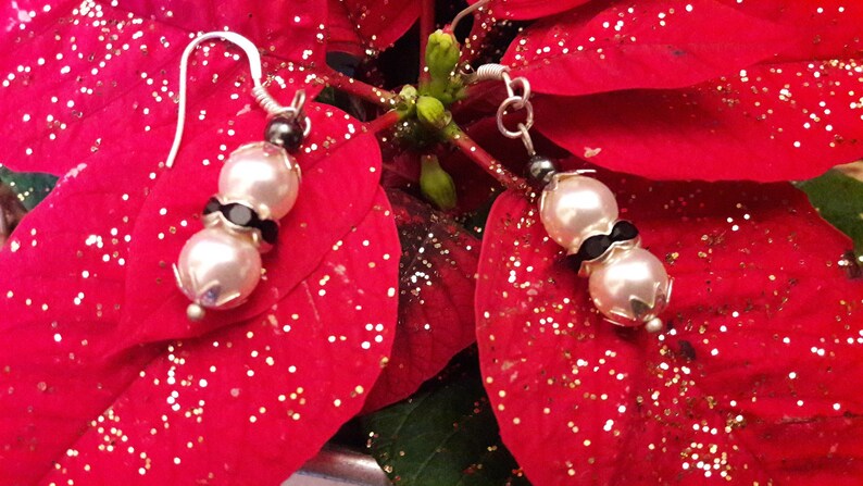 Boucles d'oreilles en perles nacrées en PureCristal et rondelles avec des strass image 2