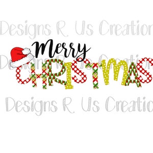 Op de afbeelding: Een feestelijke kerstgroet met de woorden "Merry Christmas" in een kleurrijk, gepatroneerd lettertype. Het woord "Merry" is in zwart en het woord "Christmas" is in rood, geel, groen en wit met stippen en ruitjespatronen. Een rode kerstmanmuts met witte rand bevindt zich boven het woord "Merry".