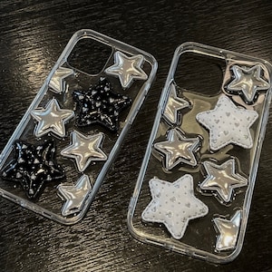 Funda de resina plateada con estampado de estrellas brillantes en blanco y negro para iPhone 15 y 15 PRO