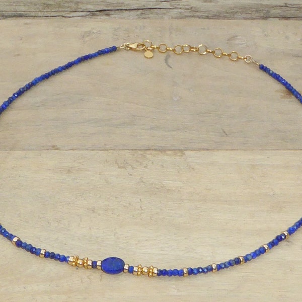 Collier lapis-lazuli et plaqué or, ras de cou bleu pierre naturelle et doré, collier perles pierre lapis-lazuli