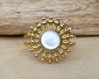 Stainless steel and mother-of-pearl ring - gold-plated stainless steel ring with mother-of-pearl cabochon, adjustable size