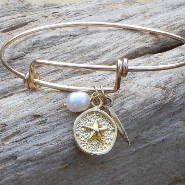 Bracelet jonc plaqué or et breloques - bracelet rigide or et perles de rivière