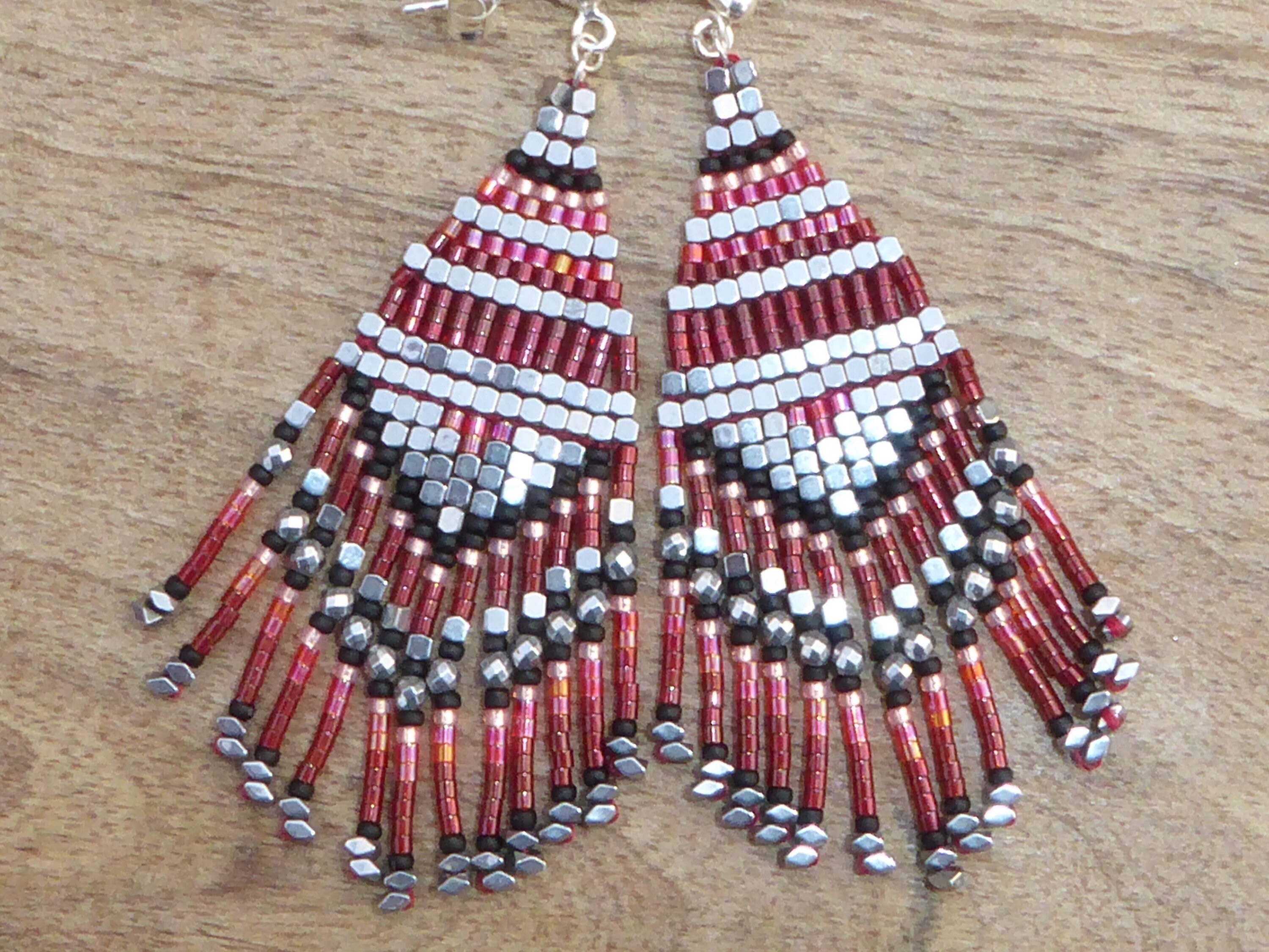 Boho chic geometric geometric hand-woven earrings with silver blue red rock beads