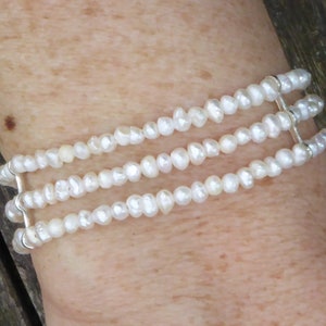 ブレスレット [Numberings] _Twist pearl bracelet 4095- Bracelet 3 Rows of Pearls Clasp With Synthetic Pearls