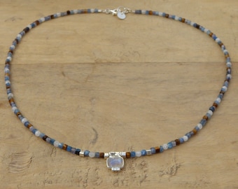 Collier pierre de lune, cyamite, iolite, oeil de tigre et argent 925, ras de cou petites pierres et argent 925,  pendentif pierre de lune