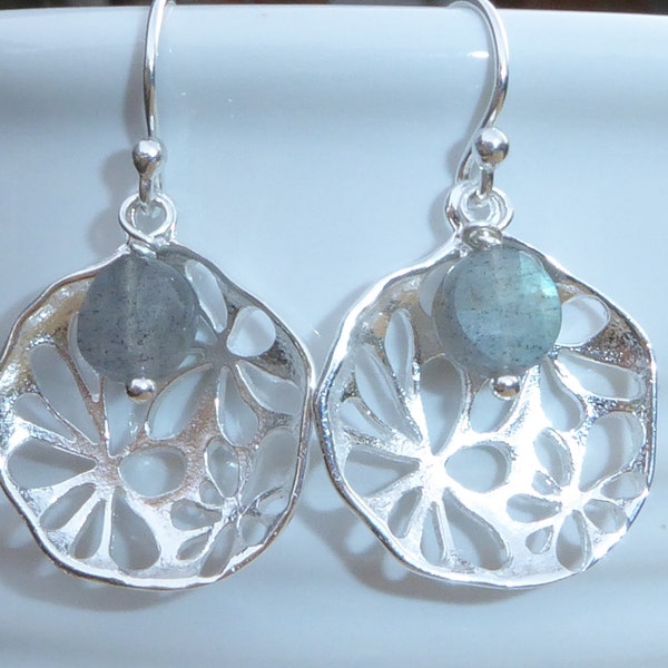 Boucles d'oreilles labradorite et argent 925, boucles d'oreilles fleur argent sterling breloque ronde pierre grise labradorite