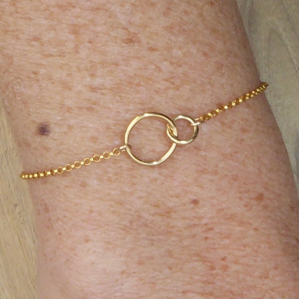 Bracelet plaqué or 14 carats et anneaux entrelacés - fin bracelet gold filled chaîne et intercalaire rond