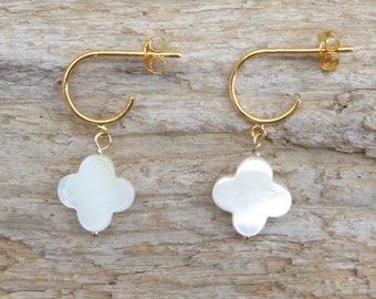 mini créoles plaquées or et nacre,petites boucles d'oreilles vermeil et breloques trèfle blanc