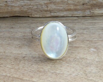 Sterling silver 925 ring with white mother-of-pearl, ring, solitaire with oval-set stone, mother-of-pearl and solid silver ring, adjustable size