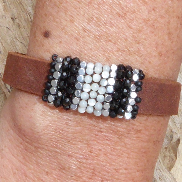 Bracelet cuir et pierre,bracelet Style Sundance nacre, spinelle, hématite et cuir marron fermoir magnétique