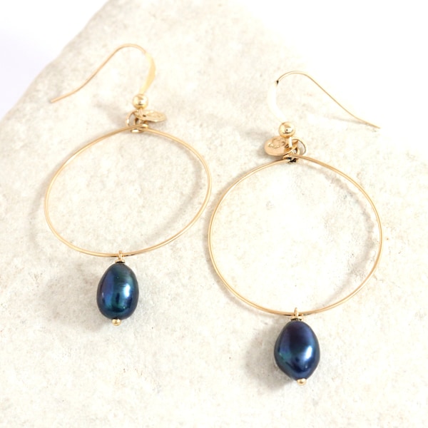 Boucles d'oreilles pendants créoles - pendant perle grise noire irisée - gold filled - MADEMOISELLE CARARA