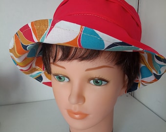 Chapeau de pluie rouge ,bob imperméable ,capuche déperlante ,tendance ,unique ,pratique ,Made in France, cadeaux ,déperlant ,capuche.