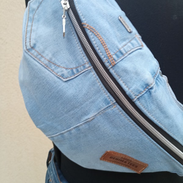 Sac banane en jean recyclé ,pochette ventral ,denim ,jean clair ,jean foncé ,tendance ,pratique ,cadeaux ,fête des mères ,unique