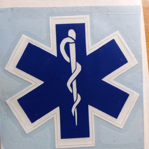 Op de afbeelding: Een blauwe en witte ster van het leven sticker met een wit caduceus symbool in het midden.