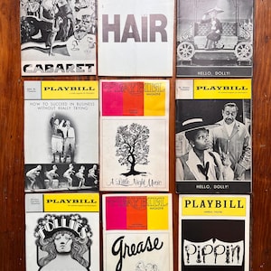 Può includere: Una collezione di riviste Playbill vintage con spettacoli iconici di Broadway. I titoli includono "Cabaret", "Hair", "Hello, Dolly!", "How to Succeed in Business Without Really Trying", "A Little Night Music", "Grease", "Pippin" e "Follies".