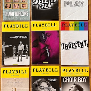 Puede incluir: Se muestran nueve programas de teatro Playbill con encabezados amarillos. Los títulos incluyen "Grand Horizons", "Skeleton Crew", "It's Only a Play", "A View From the Bridge", "Children of a Lesser God", "Indecent", "A Doll's House Part 2", "The Waverly Gallery" y "Choir Boy".