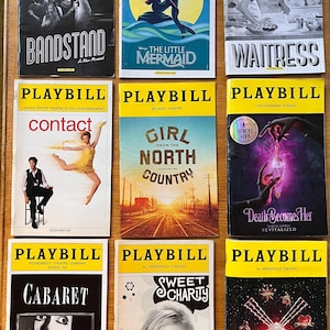 Op de afbeelding: Negen Playbill theaterprogramma's worden getoond, met titels als "Bandstand", "The Little Mermaid" en "Waitress". De covers tonen verschillende ontwerpen, waaronder illustraties en foto's, met het Playbill-logo bovenaan.