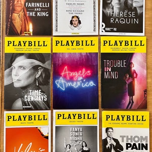 Puede incluir: Nueve programas de teatro Playbill con bordes amarillos. Los títulos incluyen "Farinelli and the King", "Twelve Night", "Therese Raquin", "Time of the Conways", "Angels in America", "Trouble in Mind", "The Velocity of Autumn", "Vanya Sonia Masha Spike" y "Thom Pain".