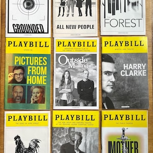 Può includere: Raccolta di programmi teatrali Playbill con intestazioni gialle. I titoli includono "Grounded", "All New People", "The Forest", "Pictures From Home", "Outside Mullingar", "Harry Clarke", "Cock", "Daddy" e "Mother of the Maid".