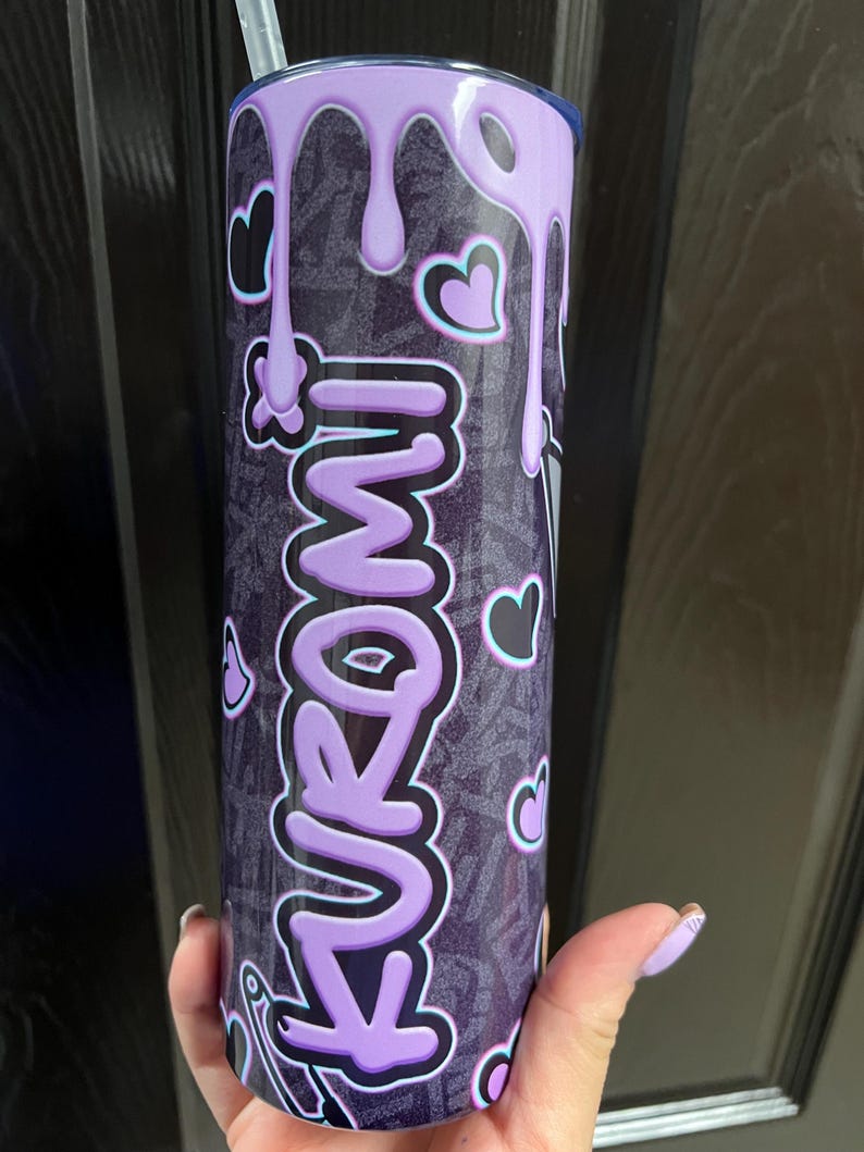 Pode incluir: Um copo de a&ccedil;o inoxid&aacute;vel roxo e preto com um design roxo que pinga e a palavra "FUROMI" em uma fonte estilizada. O copo tem um canudo e &eacute; decorado com cora&ccedil;&otilde;es e outros pequenos desenhos.