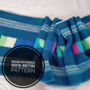 Può includere: Una coperta di maglia blu turchese con un bordo a strisce multicolore e un rettangolo più piccolo di bianco, turchese e verde al centro. Il testo "Roving Rectangles Digital Knitting Pattern" è stampato su un cerchio nero al centro inferiore dell'immagine.