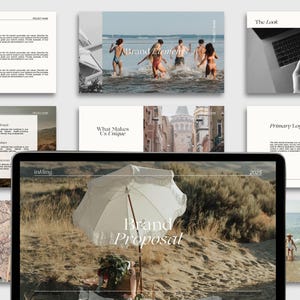 Könnte beinhalten: Eine digitale Präsentation mit Strandthema, mit einem Laptop, der einen "Markenvorschlag" mit einem weißen Regenschirm anzeigt. Weitere Folien sind "Markenelemente" und "The Look" mit Menschen im Wasser.