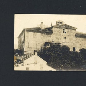 c1910 Eldridge W. Merrill RPPC Baranof Castle Sitka Alaska Lavoratori sul tetto