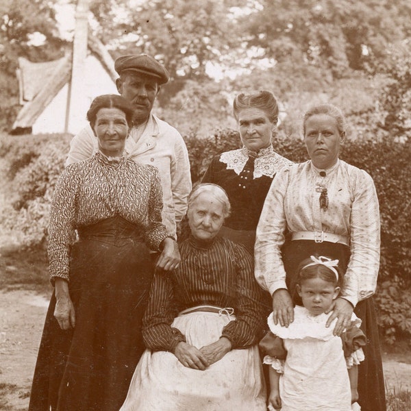 Aangrijpende c1905 RPPC Rustieke Britse Country Folk en Cottage met rieten dak