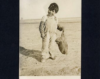Antike 1910s RPPC Postkarte: Junge mit Huhn, Holly Sugar Beet Farm