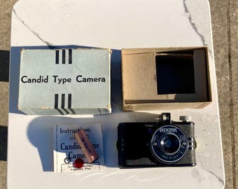 c1930s Art Deco Pickwik &quot;Candid Type Camera&quot; by Monarch Manufacturing Co. in Original Box with Instructions