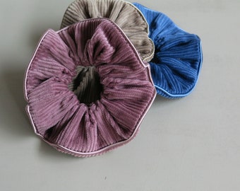 3 corduroy scrunchies voor elegante dameshaarlooks in 3 levendige kleuren: klassiek blauw, oudroze en toffee. een ideaal cadeau-idee voor meisjes.