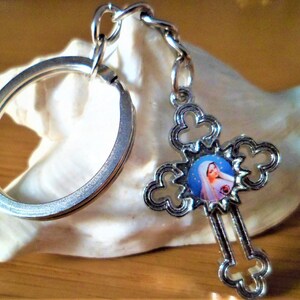 1 Schlüsselanhänger Kreuz mit der Jungfrau Maria und Edelstahl 8,5 cm Ring 30 mm