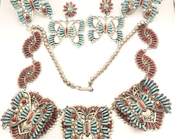 Conjunto de collar, anillos y pendientes Navajo con forma de corazón de mariposa, plata de ley y turquesa coral.